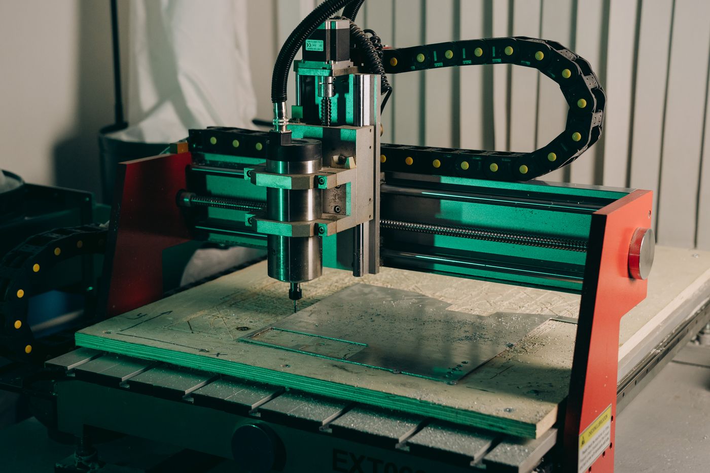 CNC ekipmanının lineer hareket mekanizması ve işleme kafası